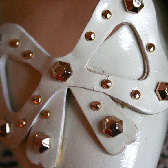 Anna Sui Creamy White Leather Pointy Toed Flats With Studded Bow Size 7 - Picture 9 of 10